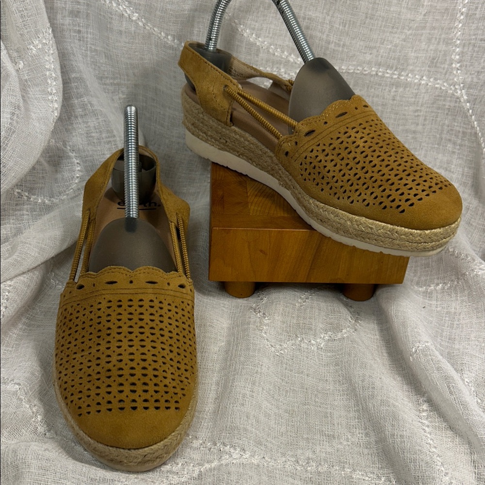 NWOT Earth leather wedge sling back wedge shoes espadrille